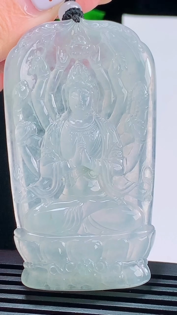 天然A货翡翠千手观音菩萨吊坠，尺寸71-40-5.8，重量:38.49g
8月19日
