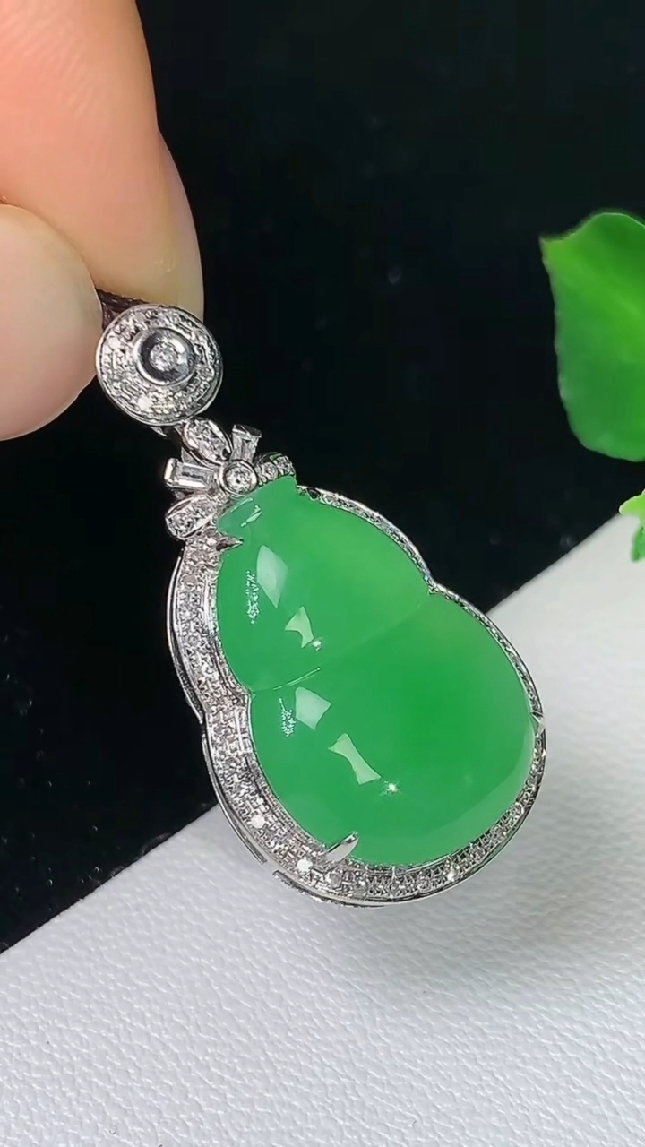 天然A货翡翠葫芦吊坠，尺寸29.8-15.7-7.8，裸石18-12.7，重量:3.60g
8月19日