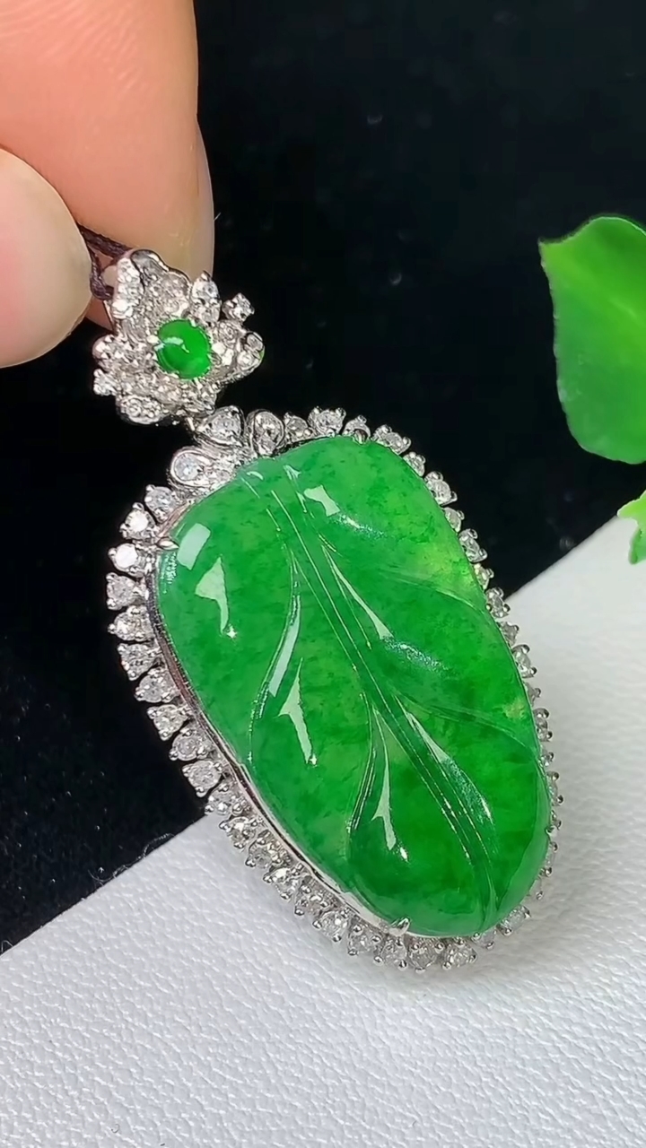 天然A货翡翠金枝玉叶 叶子吊坠，尺寸36.6-18.3-6.8，裸石23.7-14.4，重量:5.41g
8月19日