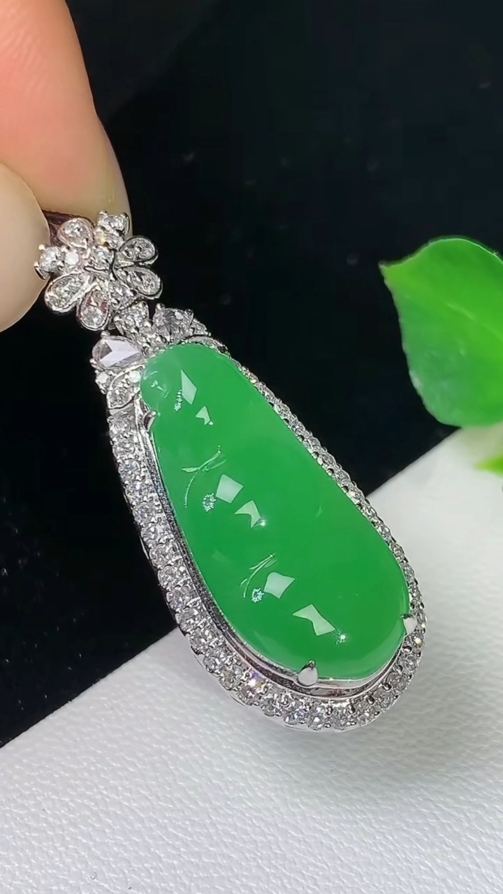 天然A货翡翠福豆吊坠，尺寸34.6-13.4-10.5，裸石21.8-9.8，重量:5.59g
8月19日