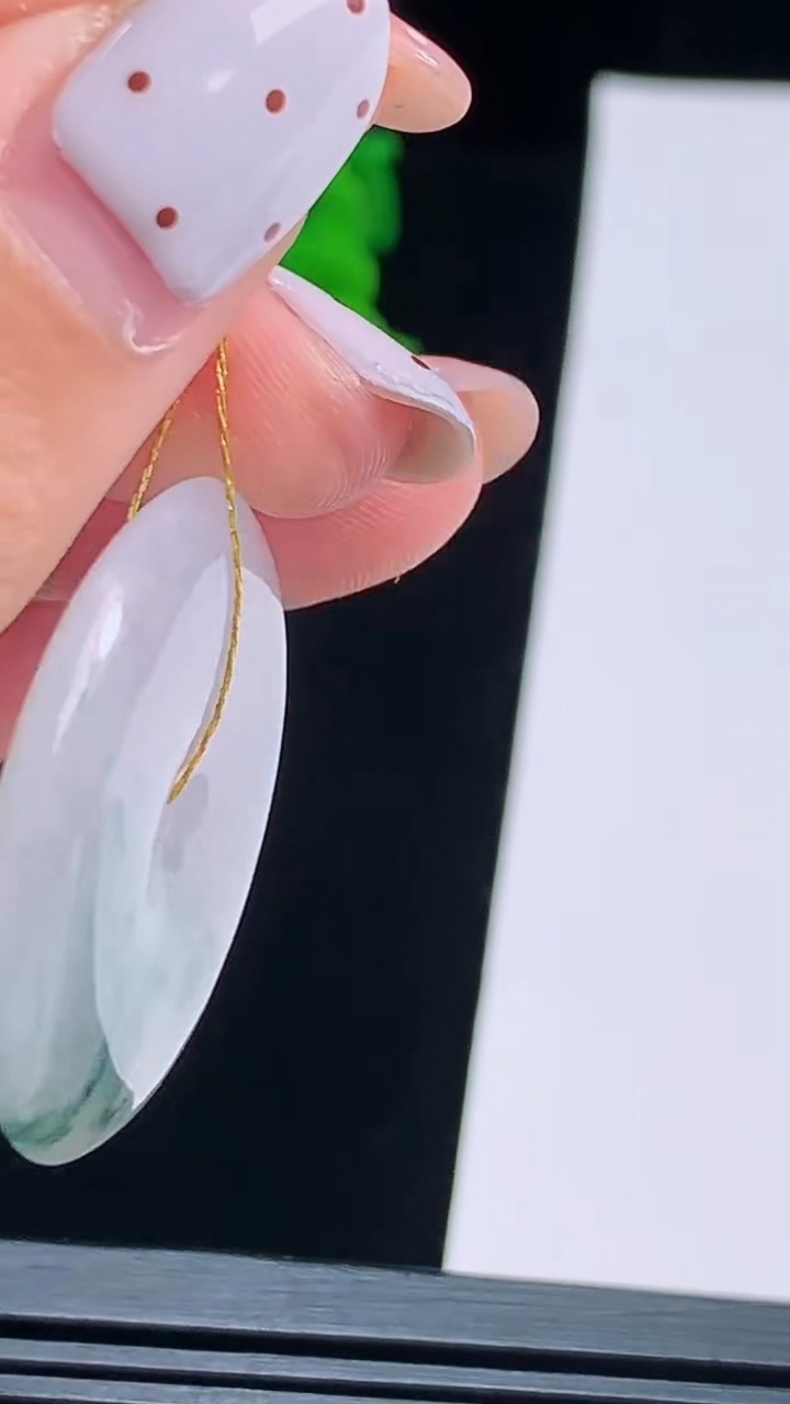 天然A货翡翠飘花平安扣吊坠，尺寸30.5-5.5 重量:11.03g
8月19日