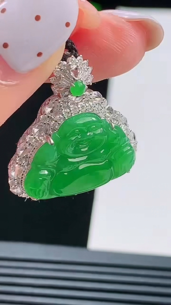 天然A货翡翠佛公吊坠，尺寸28-24.6-9.2，裸石15-21 重量:5.40g
8月19日