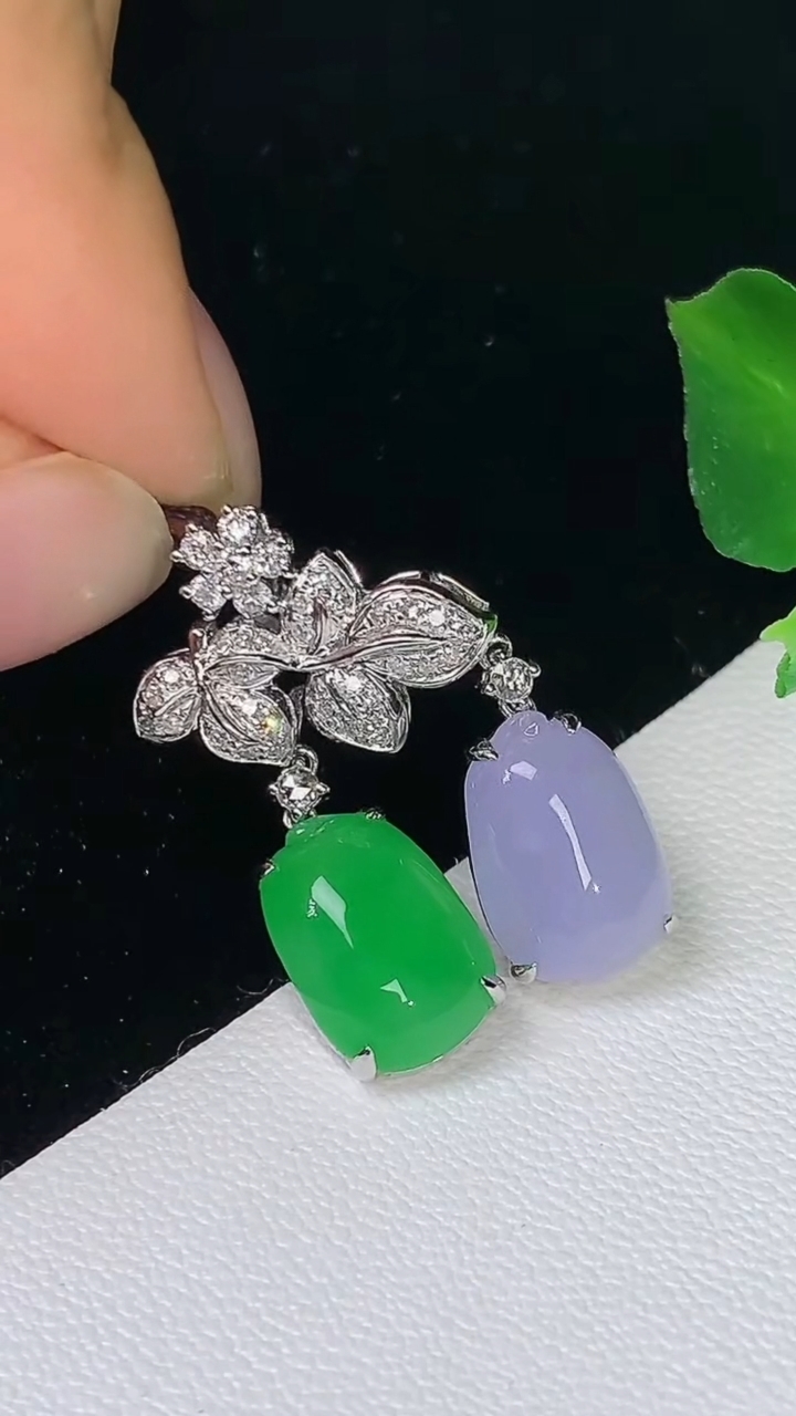 天然A货翡翠双彩福瓜吊坠，尺寸26.7-10.9-7.7-5，重量:3.36g
8月19日