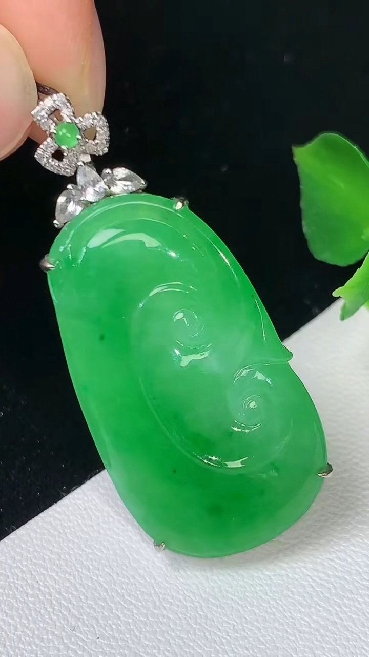 天然A货翡翠如意吊坠，尺寸31.8-18-5.3，重量:6.00g
8月19日