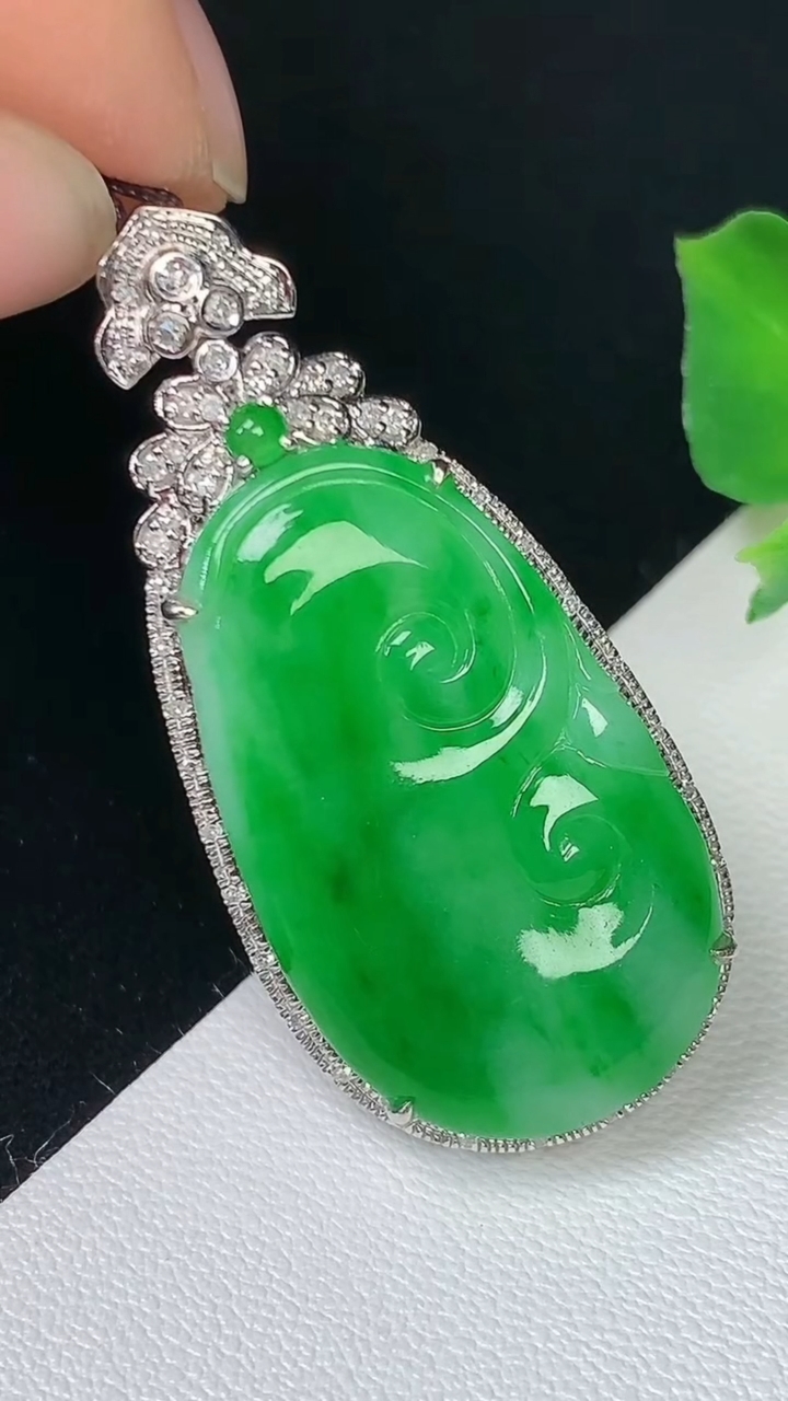天然A货翡翠如意吊坠，尺寸39.5-18.4-6.3，裸石27.3-16.2，重量:5.55g
8月