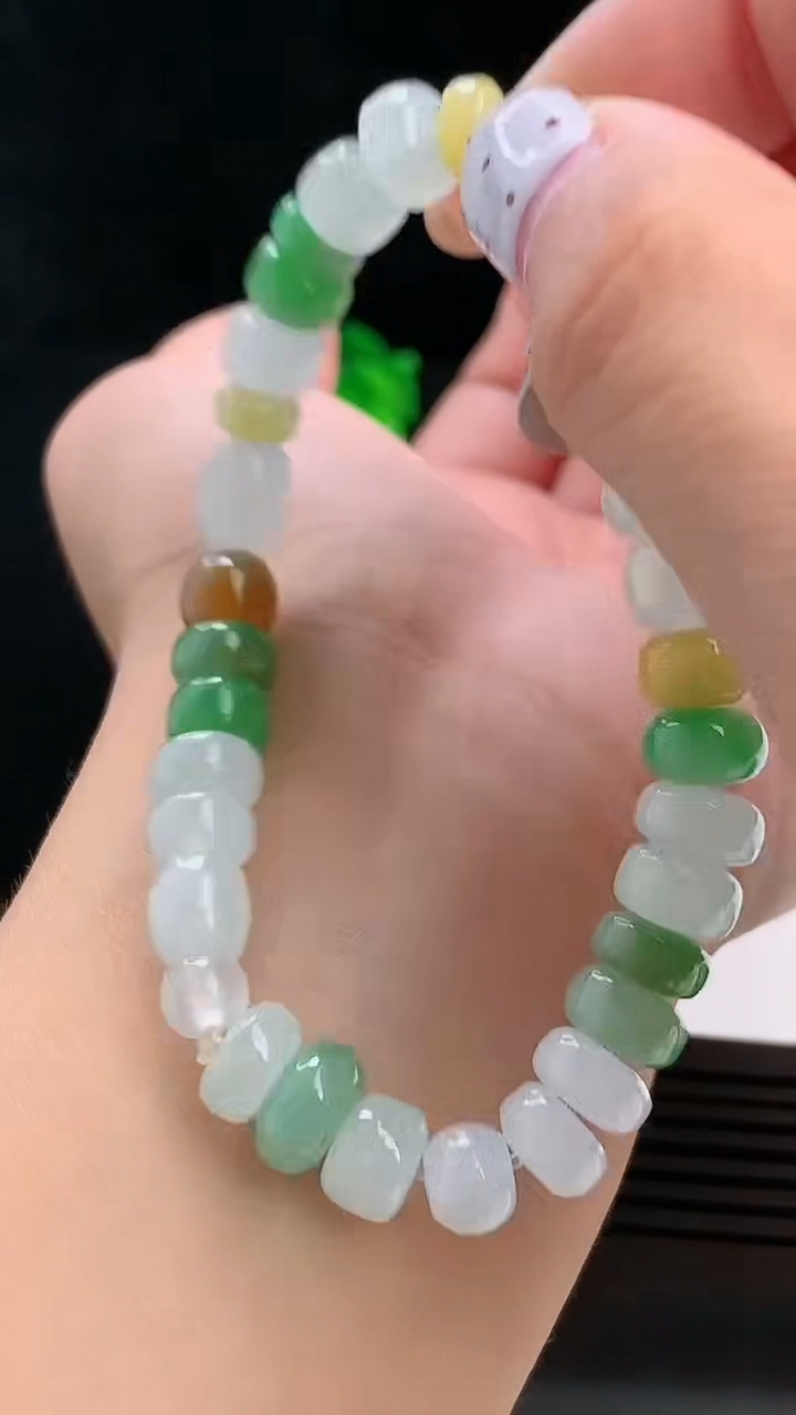 天然A货翡翠三彩算盘珠手串，尺寸7.8-6 重量:21.34g8月19日
工厂直销收藏佳品,种好水足，色泽均匀，有种有色，上手高大气！