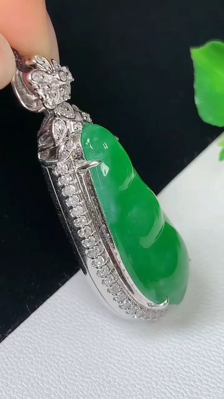 天然A货翡翠福豆吊坠，尺寸38.7-15.3-10.2，裸石26.3-12，重量:7.34g
8月19日