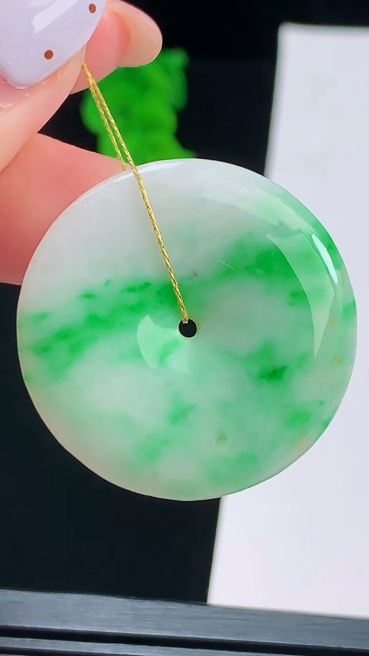 天然A货翡翠平安扣吊坠，尺寸30-5 重量:10.00g
8月19日