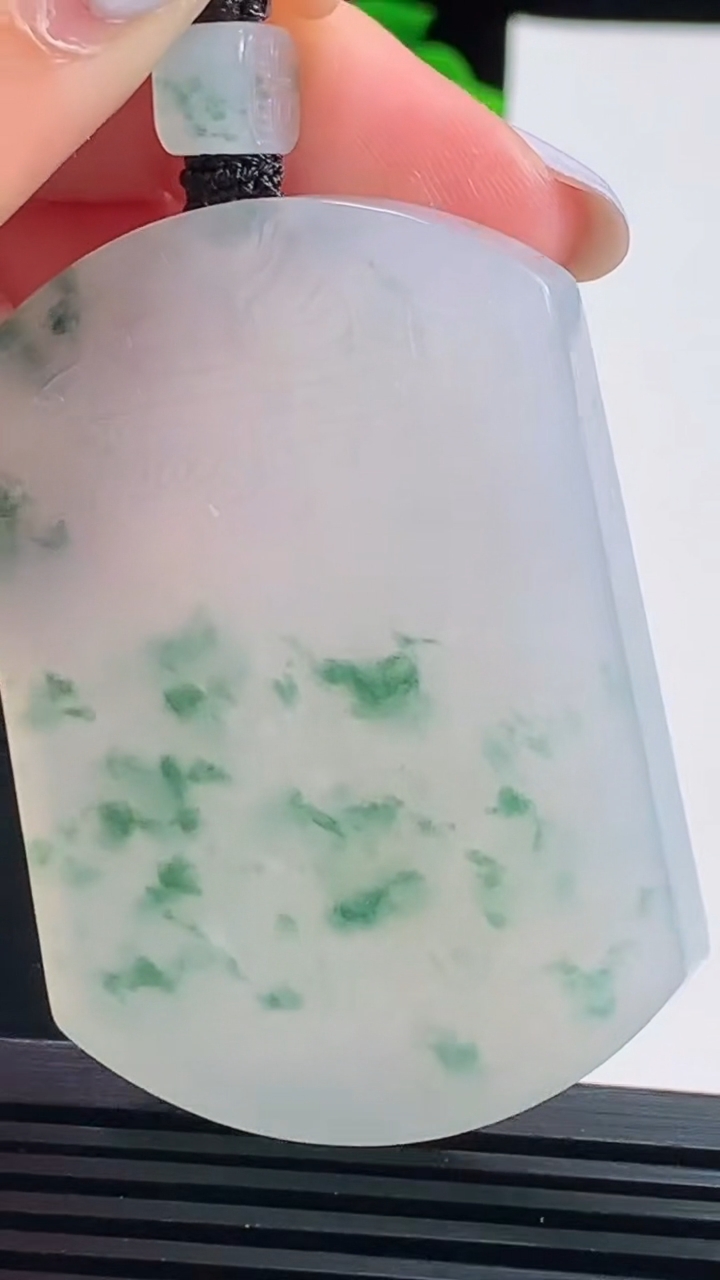 天然A货翡翠种飘花仿古无事牌吊坠，尺寸53.5-39-5.8 重量:39.77g
8月19日