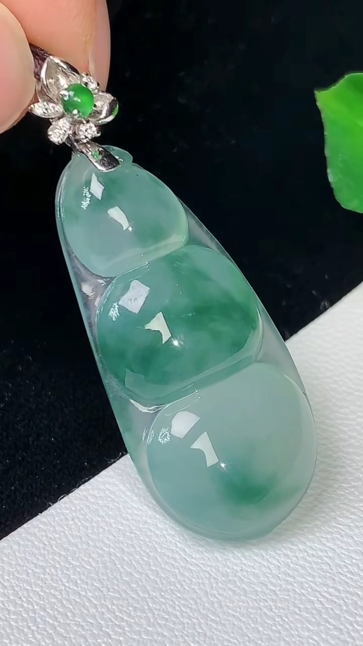 天然A货翡翠飘花福豆吊坠，尺寸33.2-16-5.9，重量:5.75g
8月19日