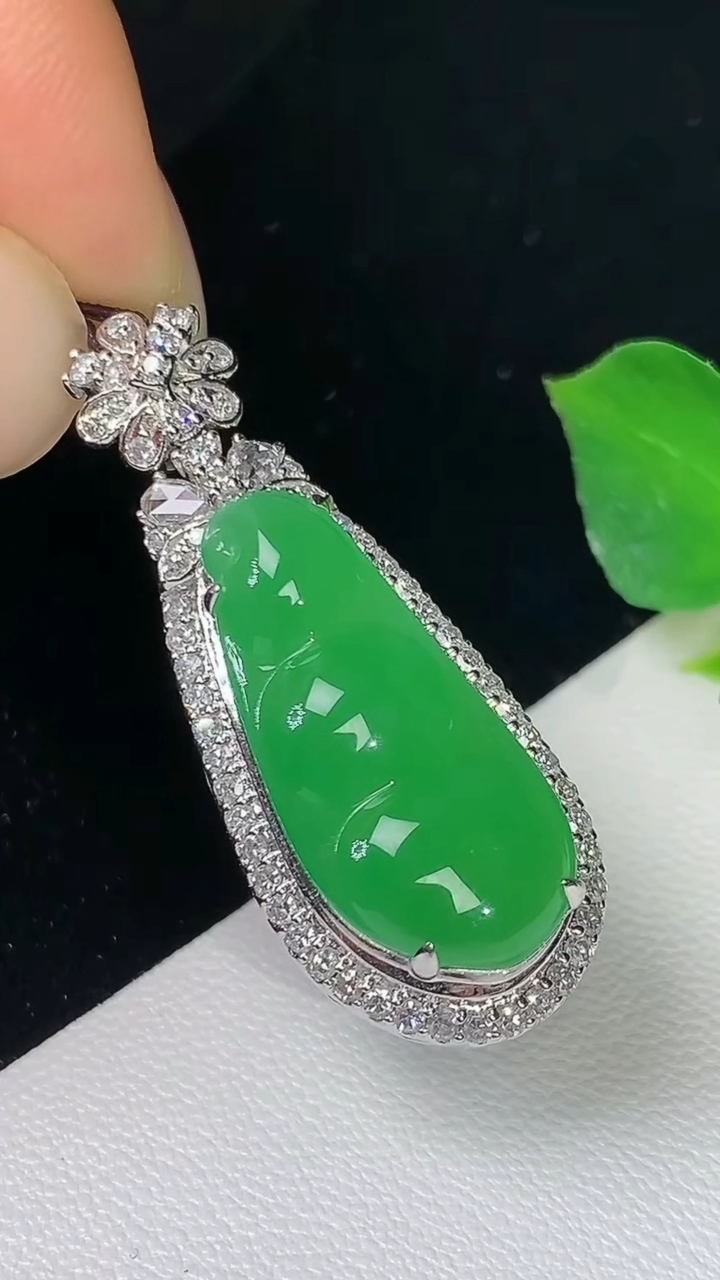 天然A货翡翠福豆吊坠，尺寸34.6-13.4-10.5，裸石21.8-9.8，重量:5.59g
8月