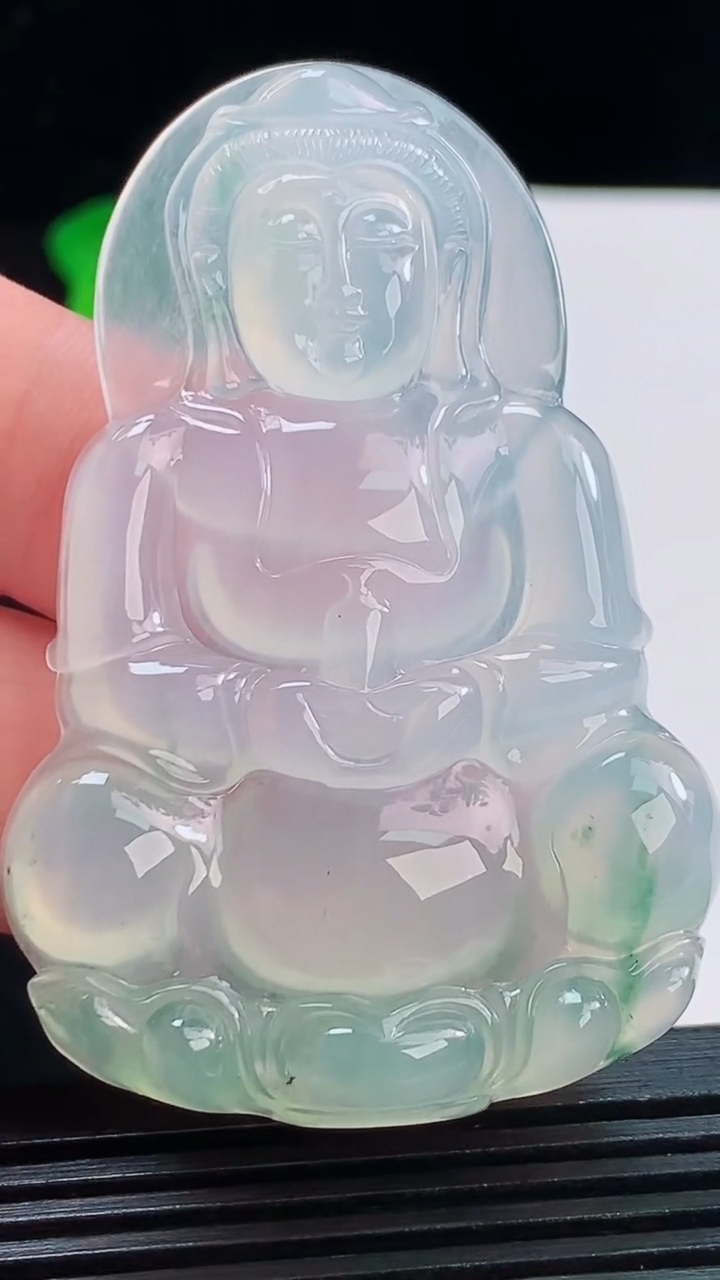 天然A货翡翠种飘花正装观音菩萨吊坠，尺寸60-39.3-5.8重量:22.70g
8月19日