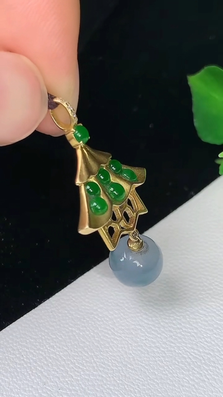 天然A货翡翠紫罗兰 飘花算盘珠吊坠，尺寸30.3-17.4-2.7，裸石7.7-6.3/2.6，重量:2.81g
8月19日