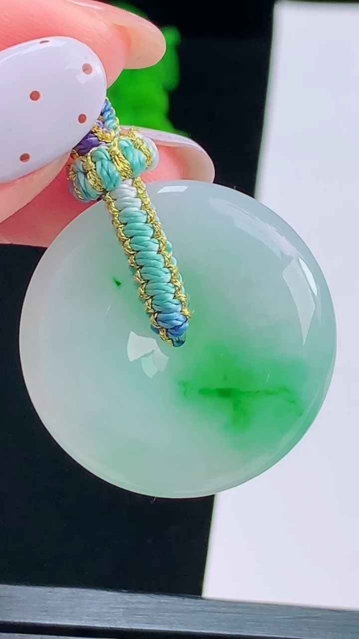 天然A货翡翠平安扣吊坠，尺寸29-6 重量:11.32g
8月19日