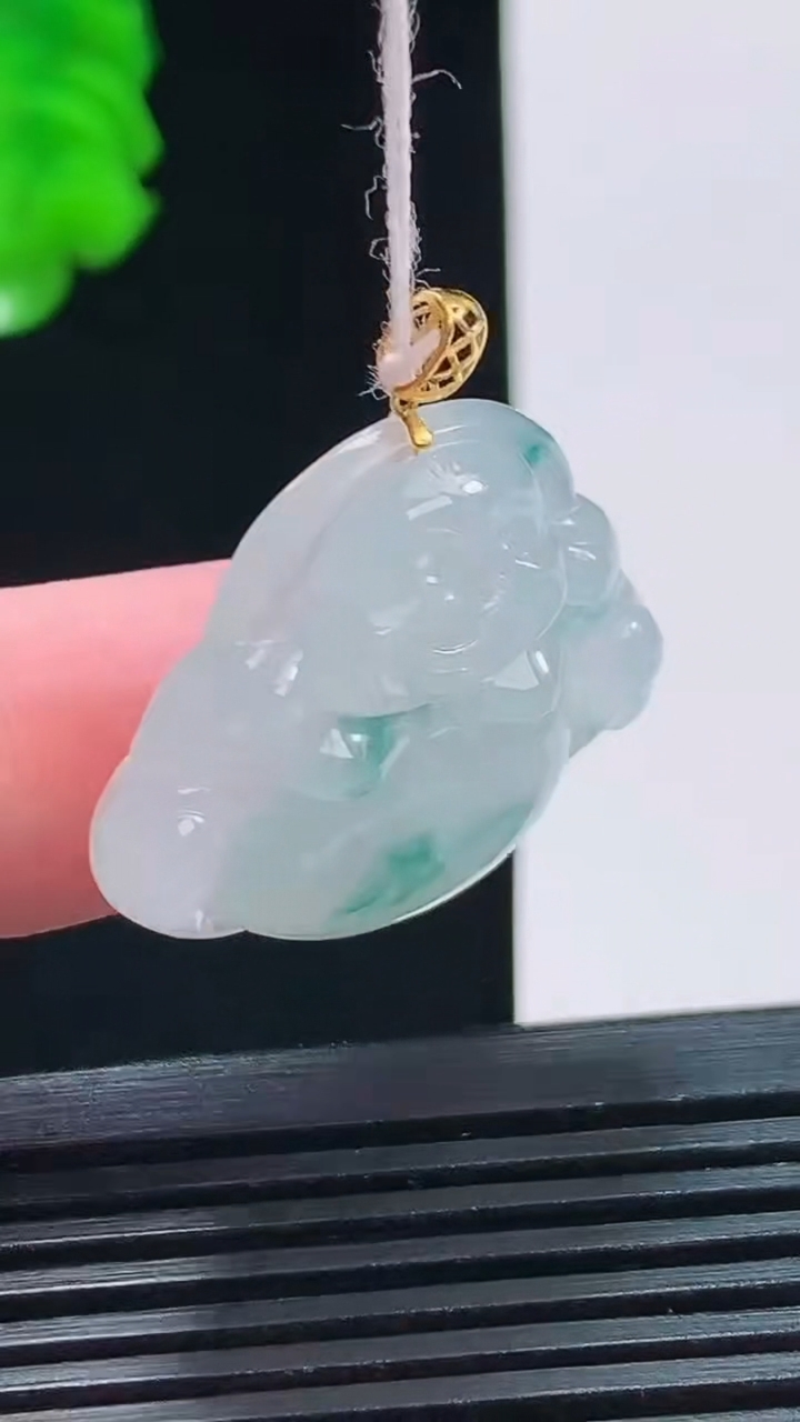 天然A货翡翠种飘花佛公吊坠，尺寸25.4-29.3-6重量:7.38g
8月19日