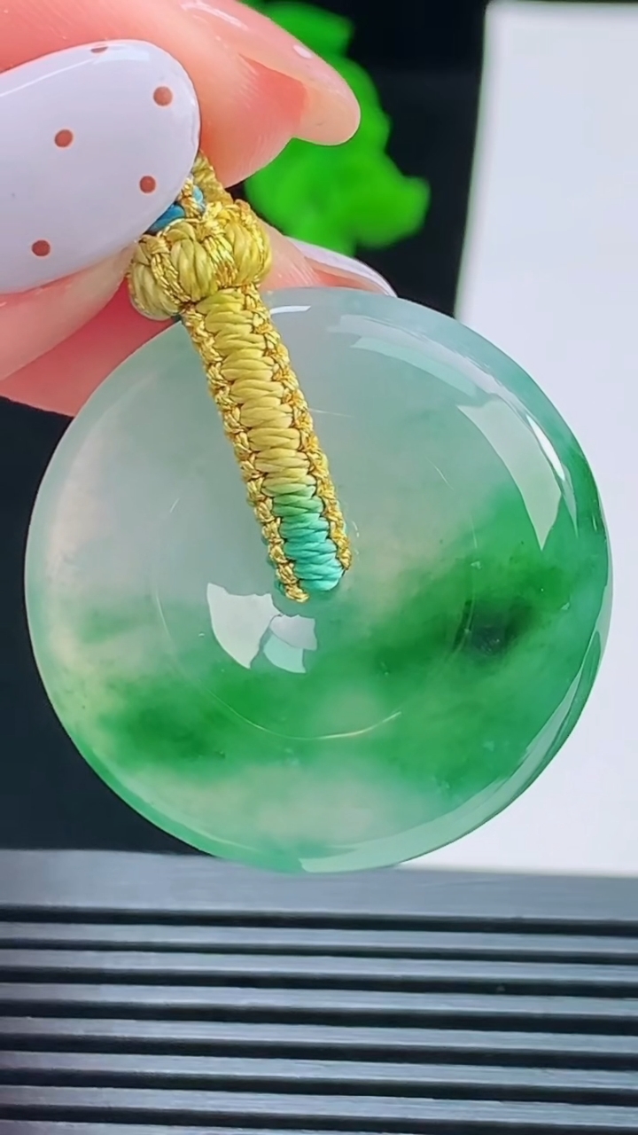 天然A货翡翠平安扣吊坠，尺寸30-6，重量:11.34g
8月19日