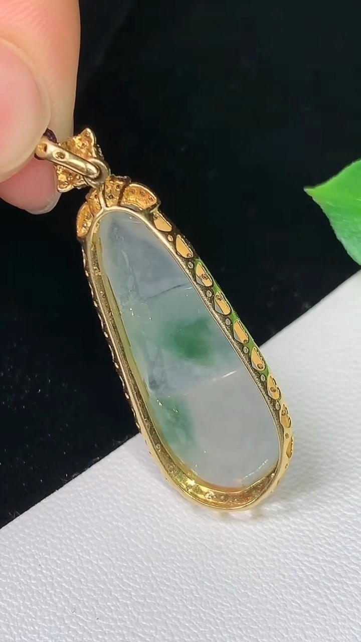天然A货翡翠福豆吊坠，尺寸39.3-13.4-8，裸石29.3-11.6，重量:4.48g
8月19日，重量:4.48g