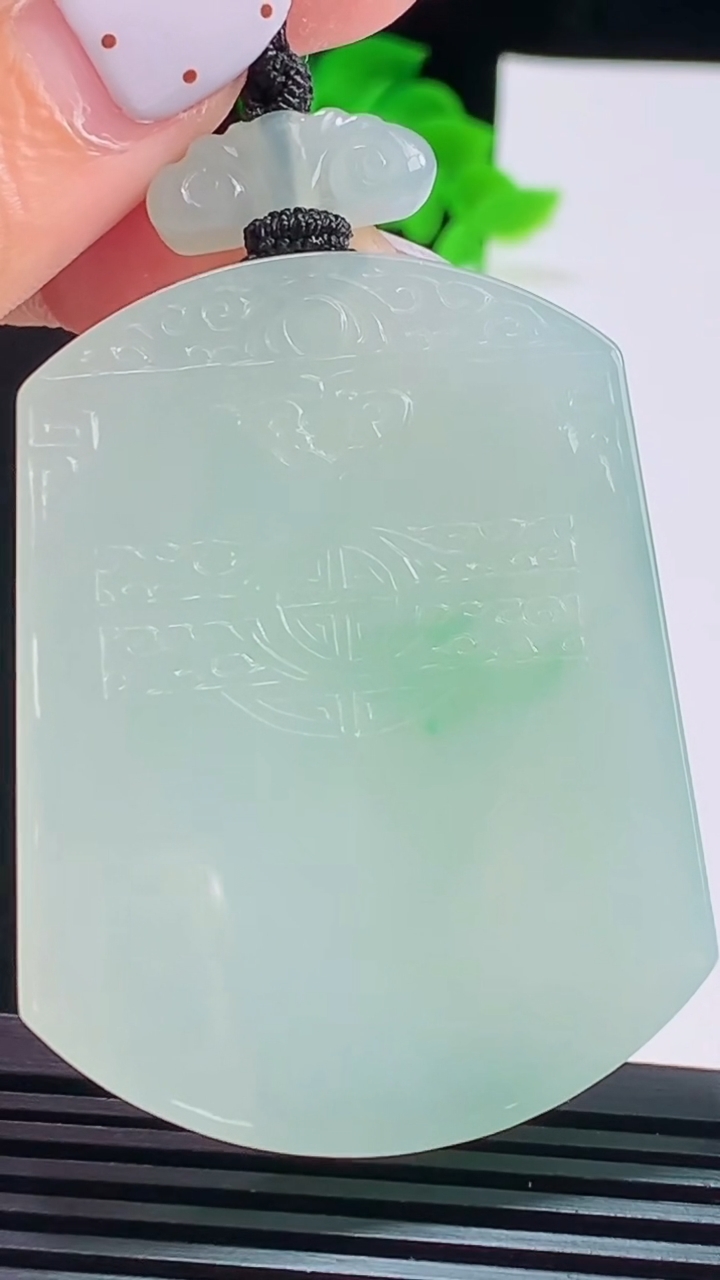天然A货翡翠仿古无事牌吊坠，尺寸54-41.6-6 重量:44.17g
8月19日