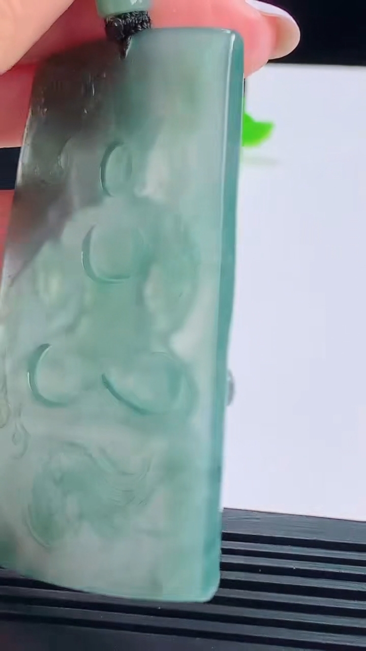 天然A货翡翠种飘花祥龙不动明王吊坠，尺寸70-44-5.2 重量:28.84g
8月19日