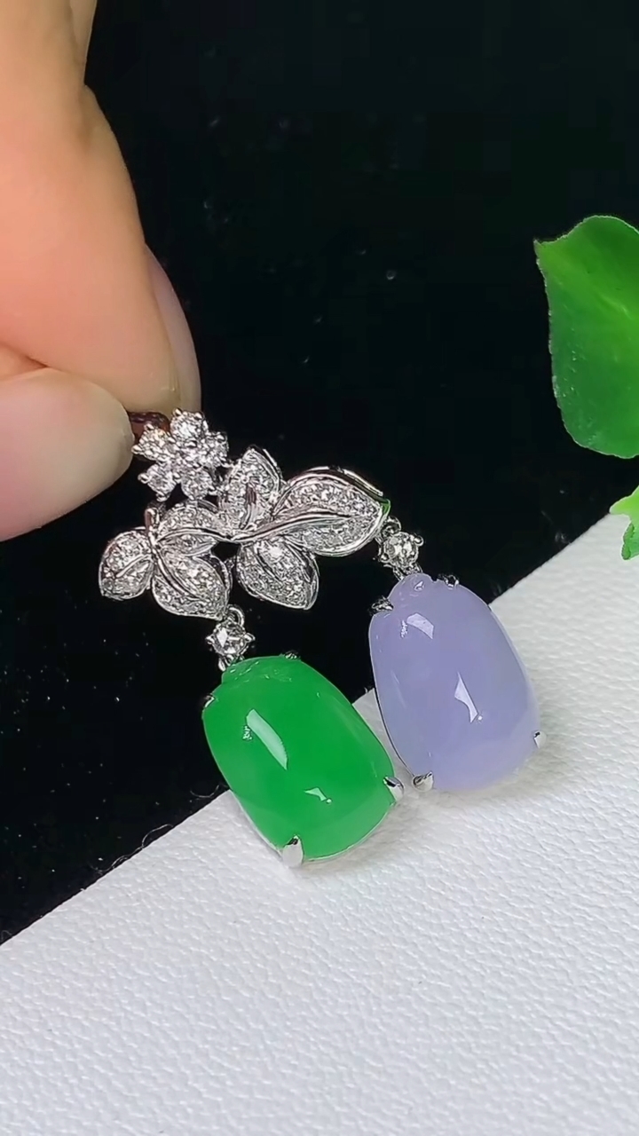 天然A货翡翠双彩福瓜吊坠，尺寸26.7-10.9-7.7-5，重量:3.36g
8月19日
