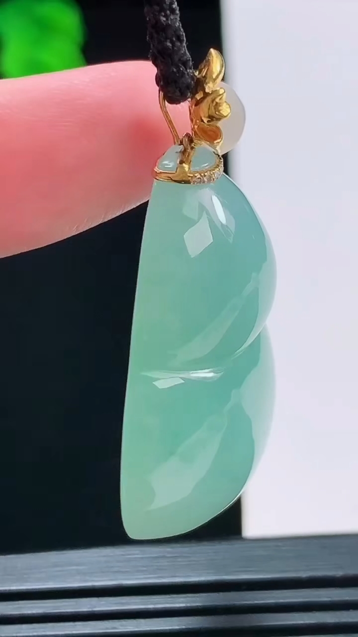 天然A货翡翠葫芦吊坠，尺寸36-26.7-10.5重量:17.88g
8月19日