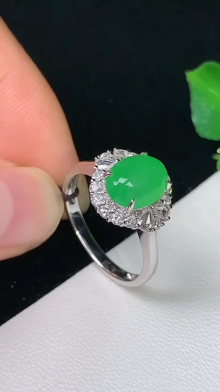 天然A货翡翠蛋面戒指，尺寸17.3-8.8-7，重量:3.13g2026年8月19日
工厂直销收藏佳