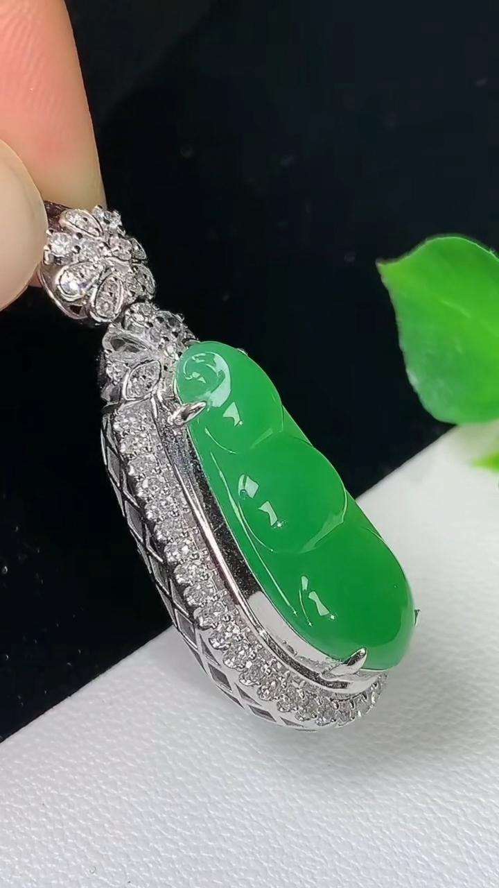 天然A货翡翠福豆吊坠，尺寸34.6-13.4-10.5，裸石21.8-9.8，重量:5.59g
8月19日