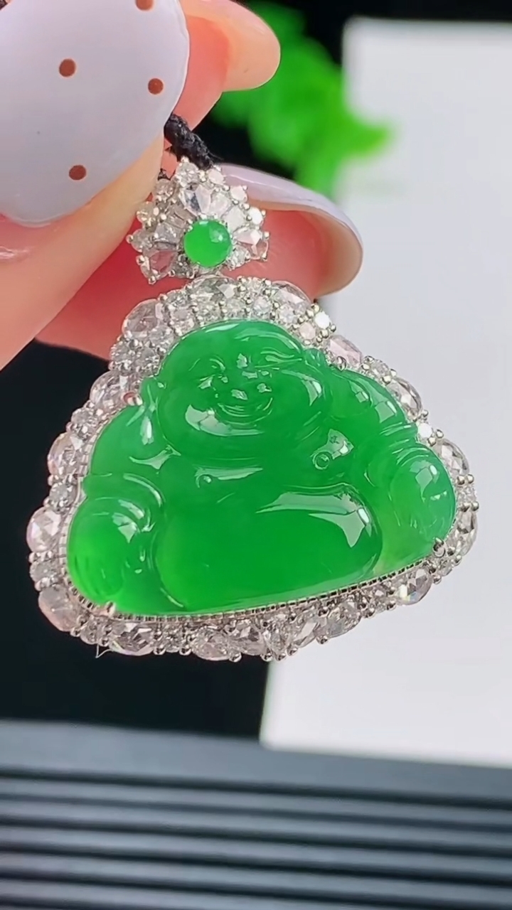 天然A货翡翠佛公吊坠，尺寸28-24.6-9.2，裸石15-21 重量:5.40g
8月19日