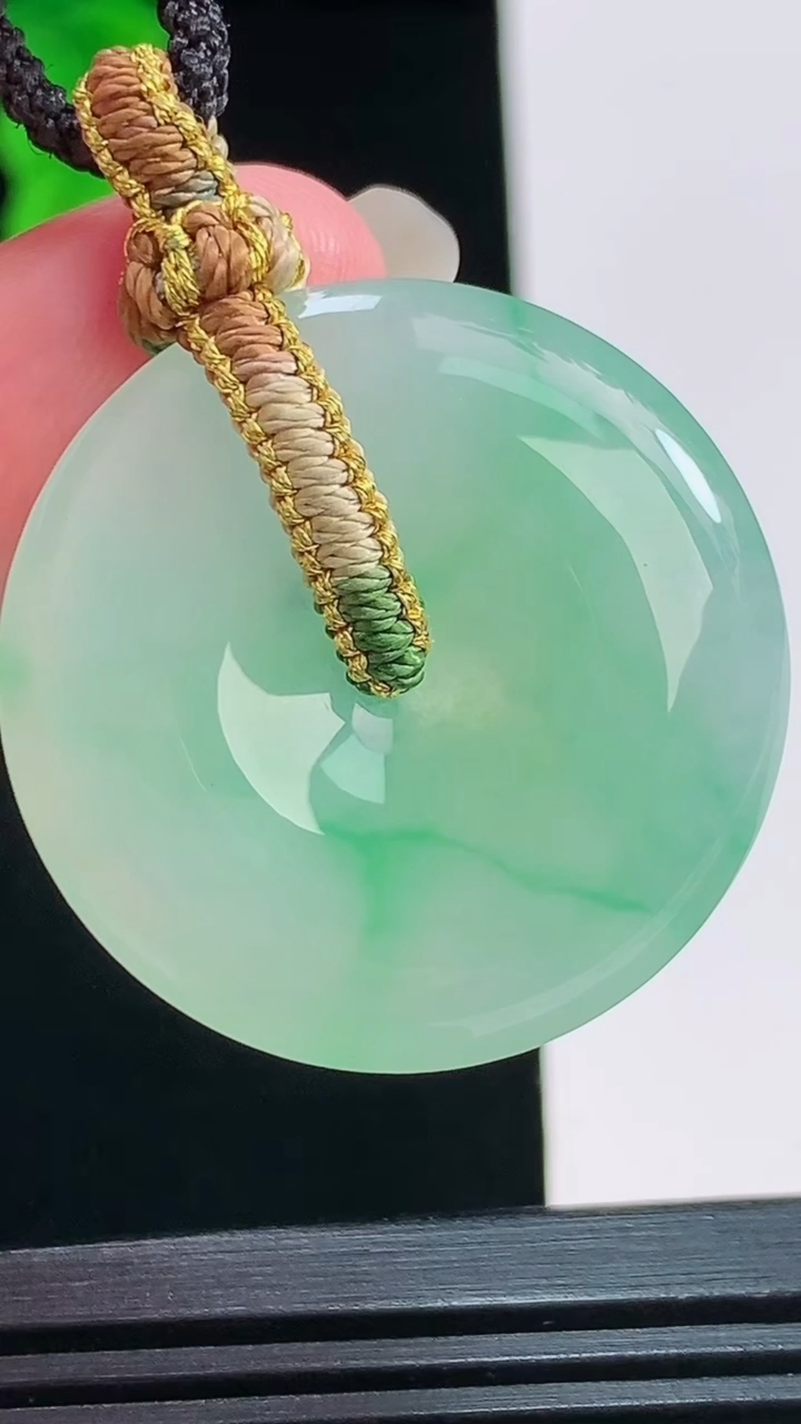 天然A货翡翠平安扣吊坠，尺寸32-6重量:13.05g
8月19日