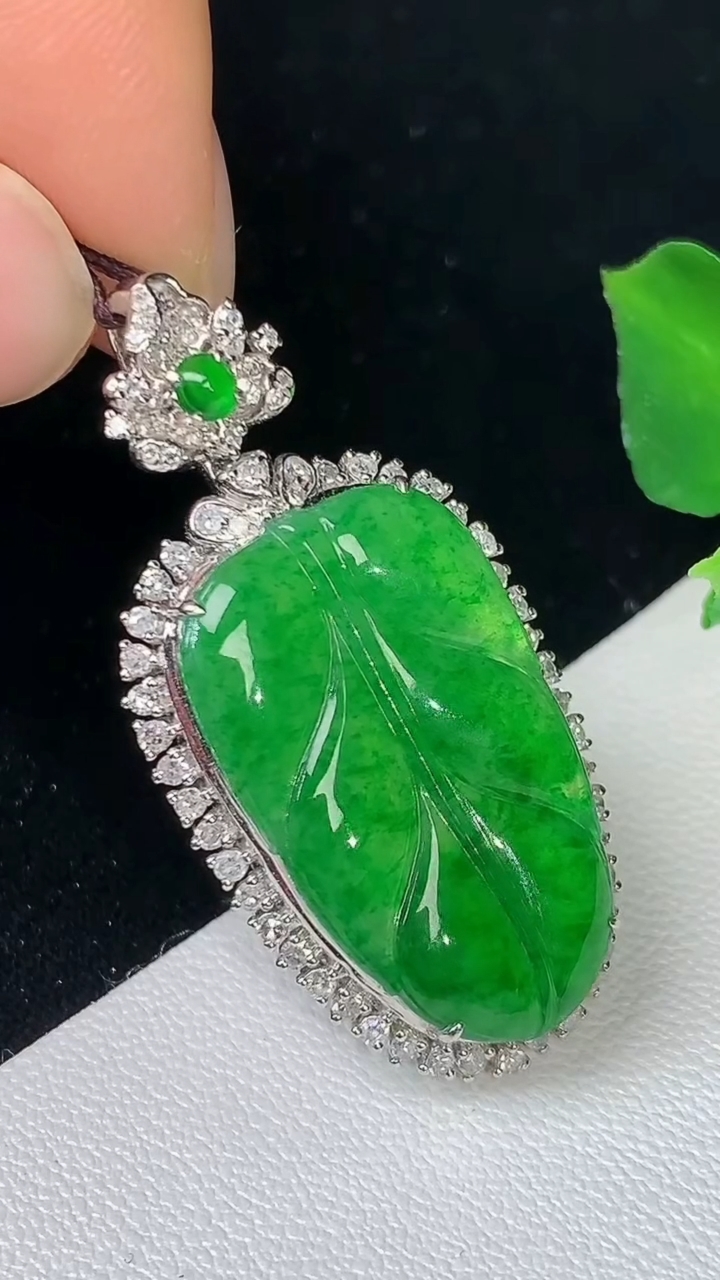 天然A货翡翠金枝玉叶 叶子吊坠，尺寸36.6-18.3-6.8，裸石23.7-14.4，重量:5.41g
8月19日