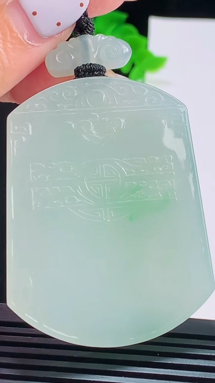 天然A货翡翠仿古无事牌吊坠，尺寸54-41.6-6 重量:44.17g
8月19日