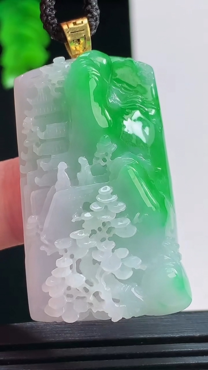 天然A货翡翠山水牌吊坠，尺寸42.3-24.5-11重量:23.69g
8月19日