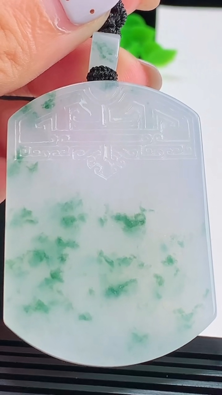 天然A货翡翠种飘花仿古无事牌吊坠，尺寸53.5-39-5.8 重量:39.77g
8月19日
