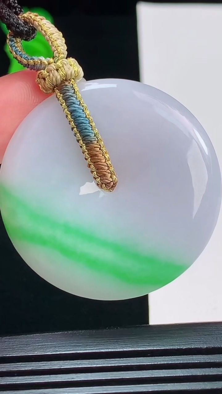 天然A货翡翠平安扣吊坠，尺寸40-6重量:21.60g
8月19日