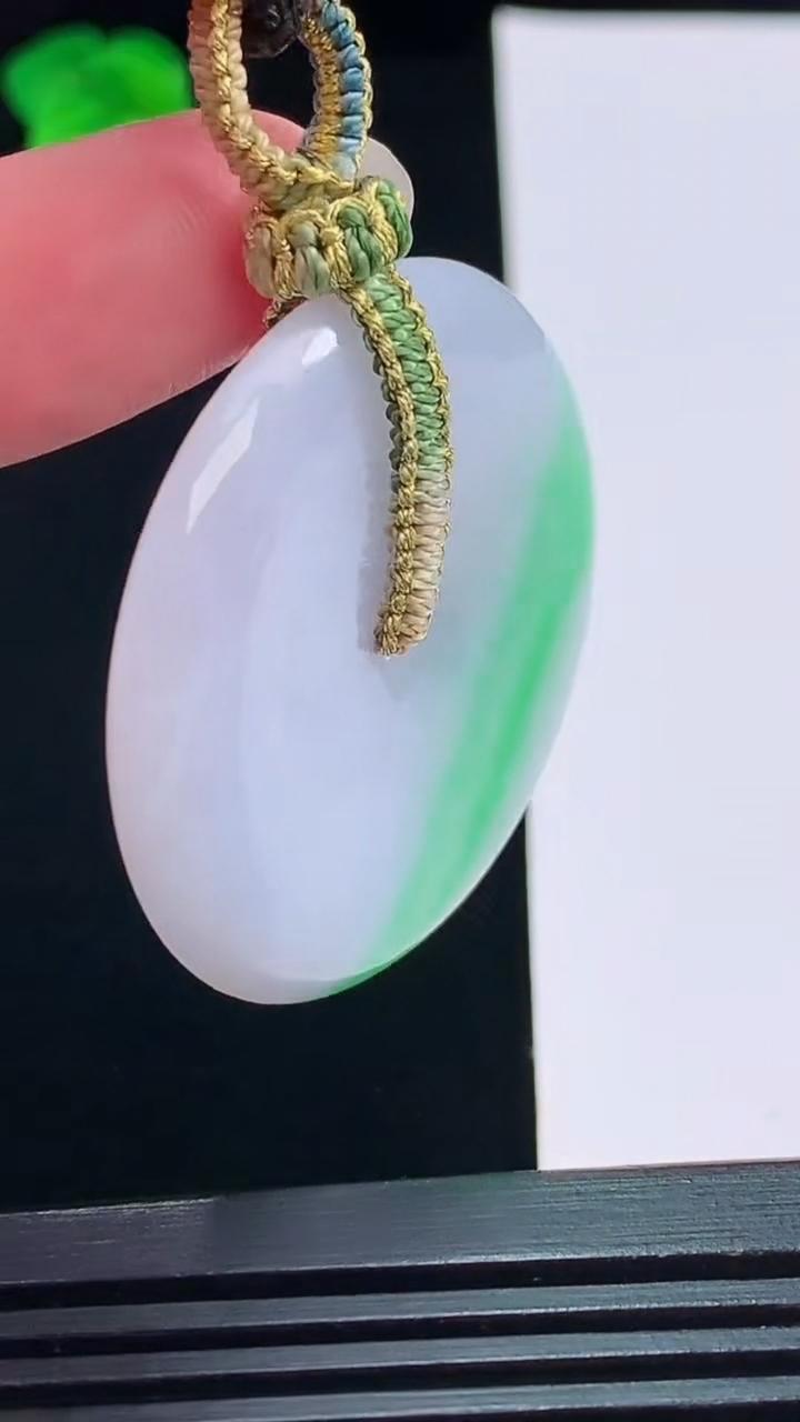天然A货翡翠平安扣吊坠，尺寸40-6重量:21.60g
8月19日