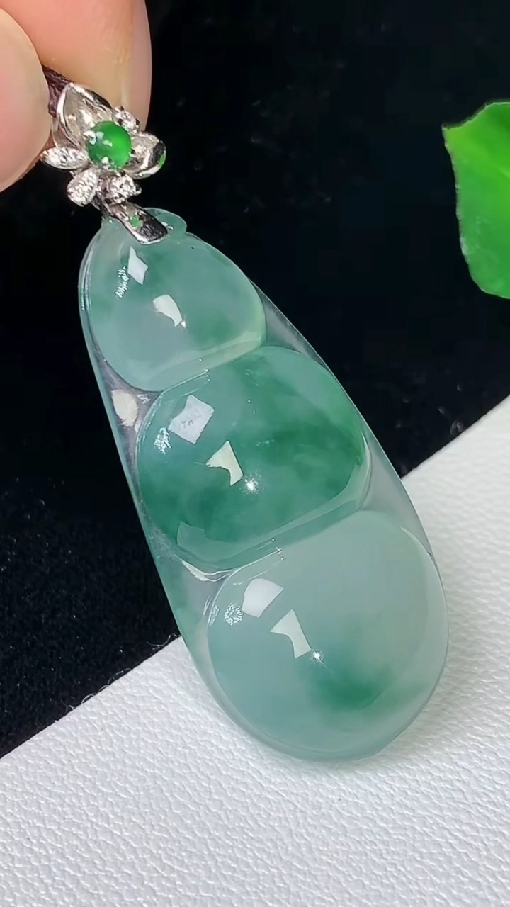 天然A货翡翠飘花福豆吊坠，尺寸33.2-16-5.9，重量:5.75g
8月19日