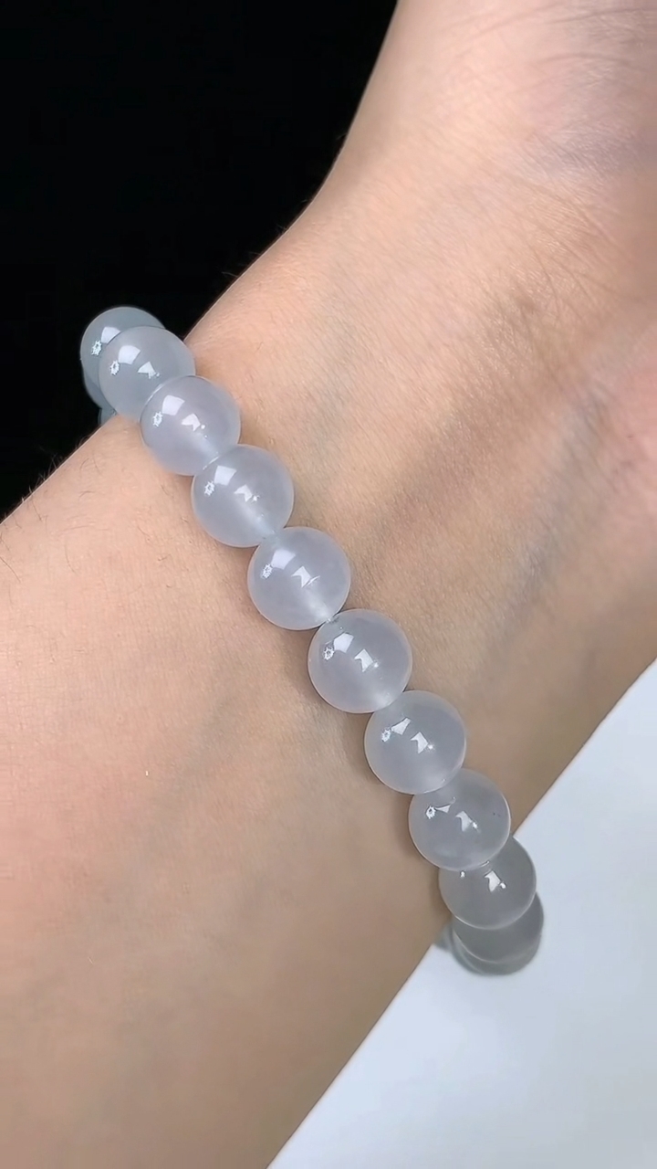 天然A货翡翠白冰圆珠手串，尺寸8-23颗，重量:20.02g8月19日
工厂直销收藏佳品,种好水足，色泽均匀，有种有色，上手高大气！