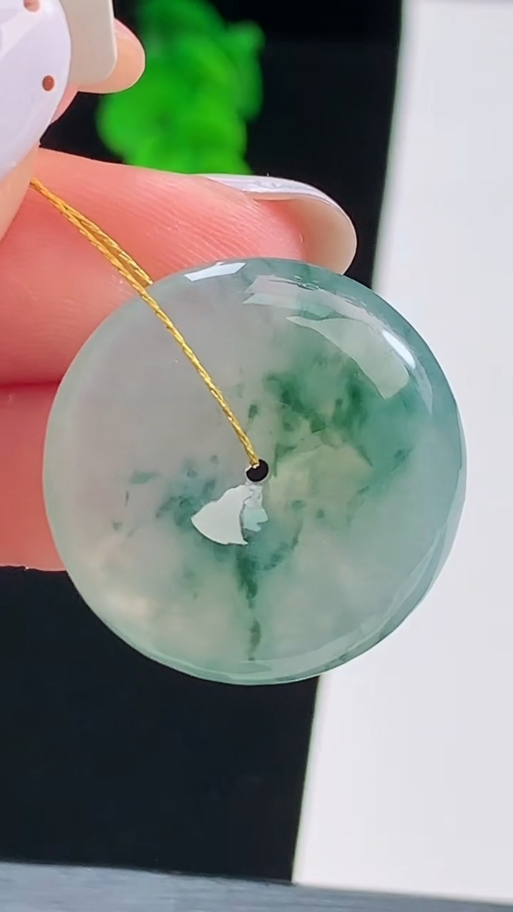 天然A货翡翠飘花平安扣吊坠，尺寸23.8-5 重量:6.00g
8月19日