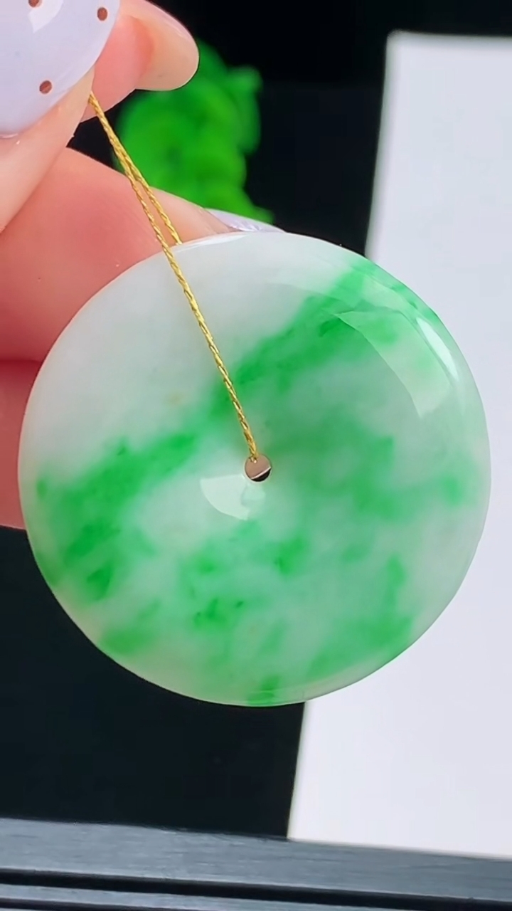 天然A货翡翠平安扣吊坠，尺寸30-5 重量:10.00g
8月19日