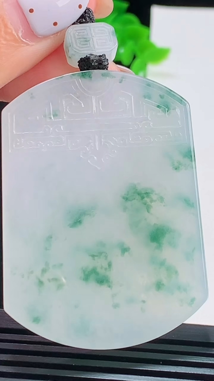 天然A货翡翠种飘花仿古无事牌吊坠，尺寸53.5-39-5.8 重量:39.77g
8月19日