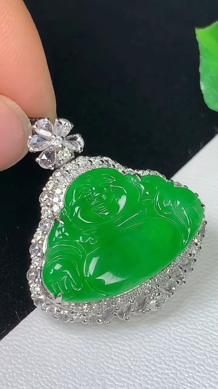 天然A货翡翠佛公吊坠，尺寸28-25-10.5，裸石15.2-21.8，重量:6.26g
8月19日