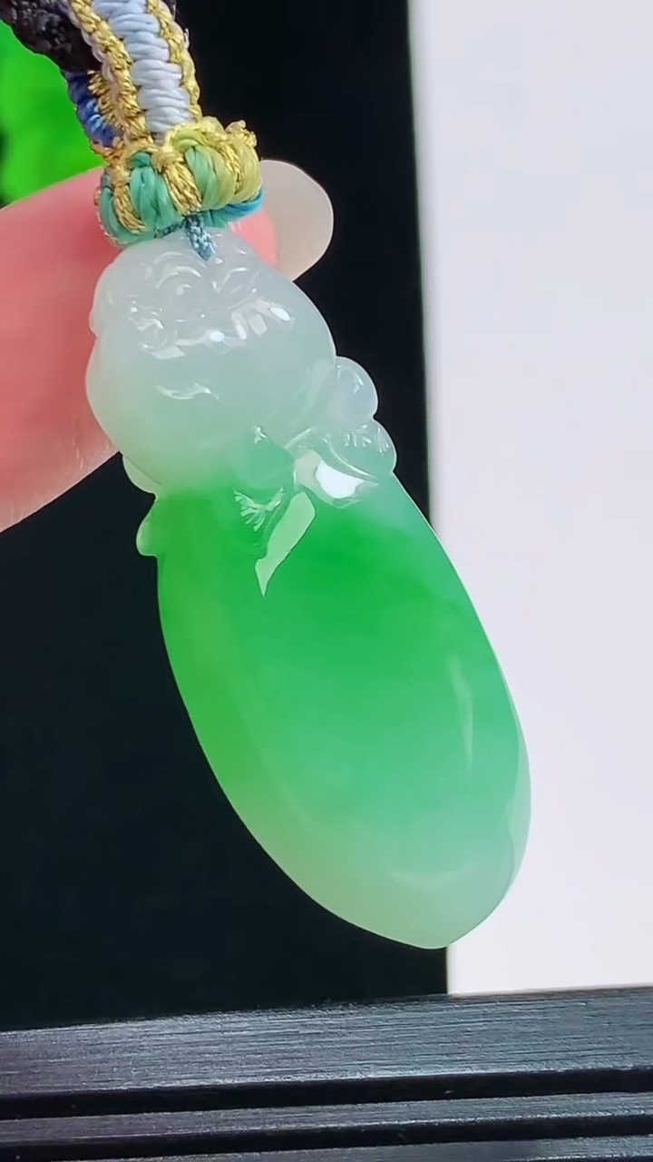 天然A货翡翠福瓜吊坠，尺寸37.6-15.7-7.8重量:9.03g
8月19日