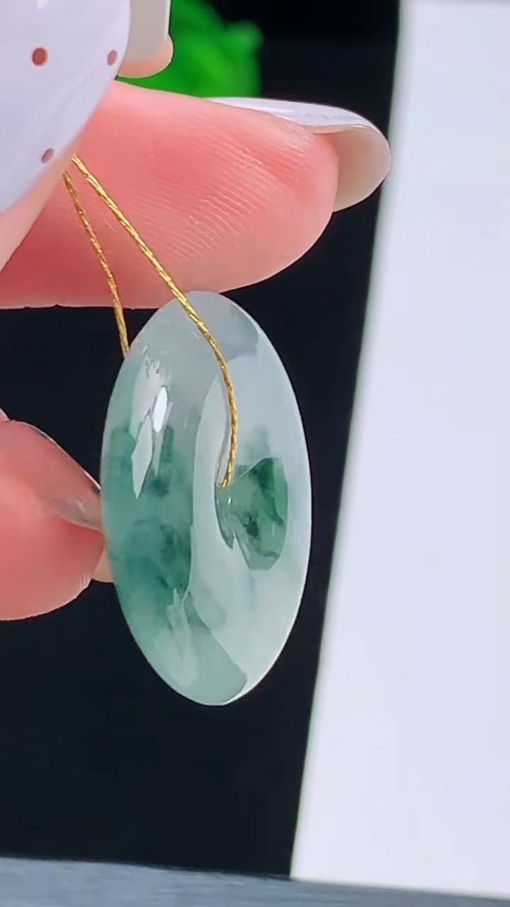天然A货翡翠飘花平安扣吊坠，尺寸23.8-5 重量:6.00g
8月19日