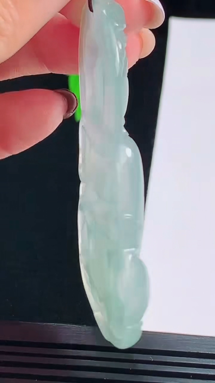天然A货翡翠正装观音吊坠，尺寸66-41-6 重量:27.90g
8月19日