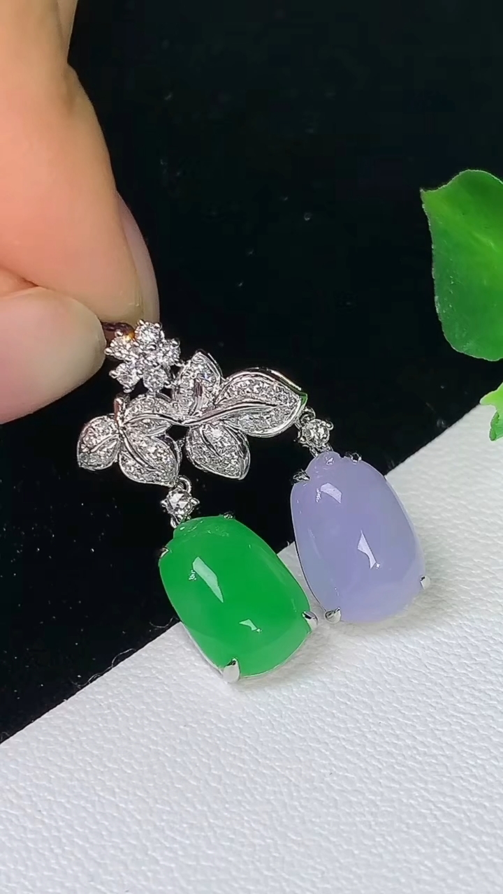 天然A货翡翠双彩福瓜吊坠，尺寸26.7-10.9-7.7-5，重量:3.36g
8月19日