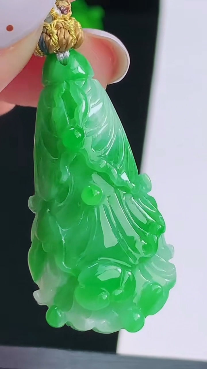 天然A货翡翠白菜吊坠，尺寸37.5-20-12.2 重量:12.16g
8月19日