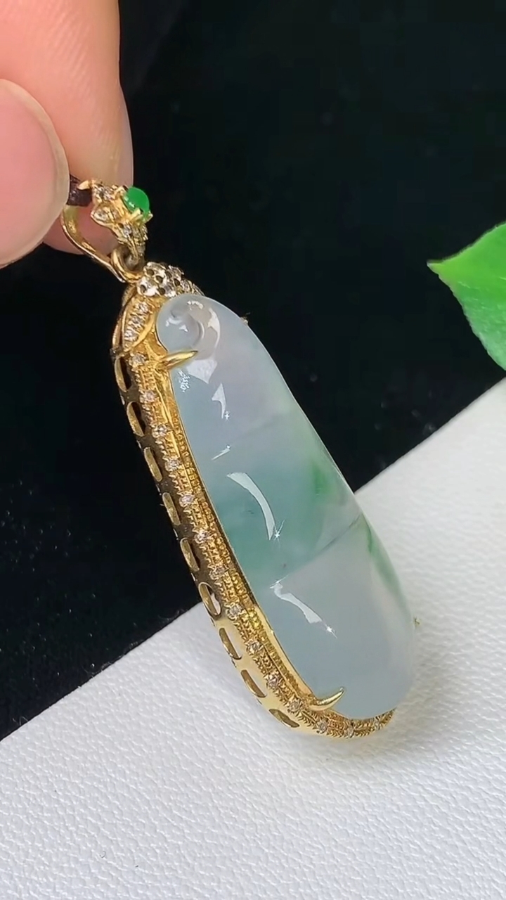天然A货翡翠福豆吊坠，尺寸39.3-13.4-8，裸石29.3-11.6，重量:4.48g
8月19日，重量:4.48g