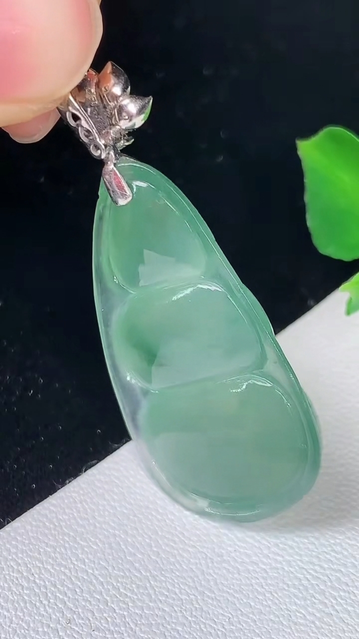 天然A货翡翠福豆吊坠，尺寸32.7-18.2-7.4，重量:7.32g
8月19日