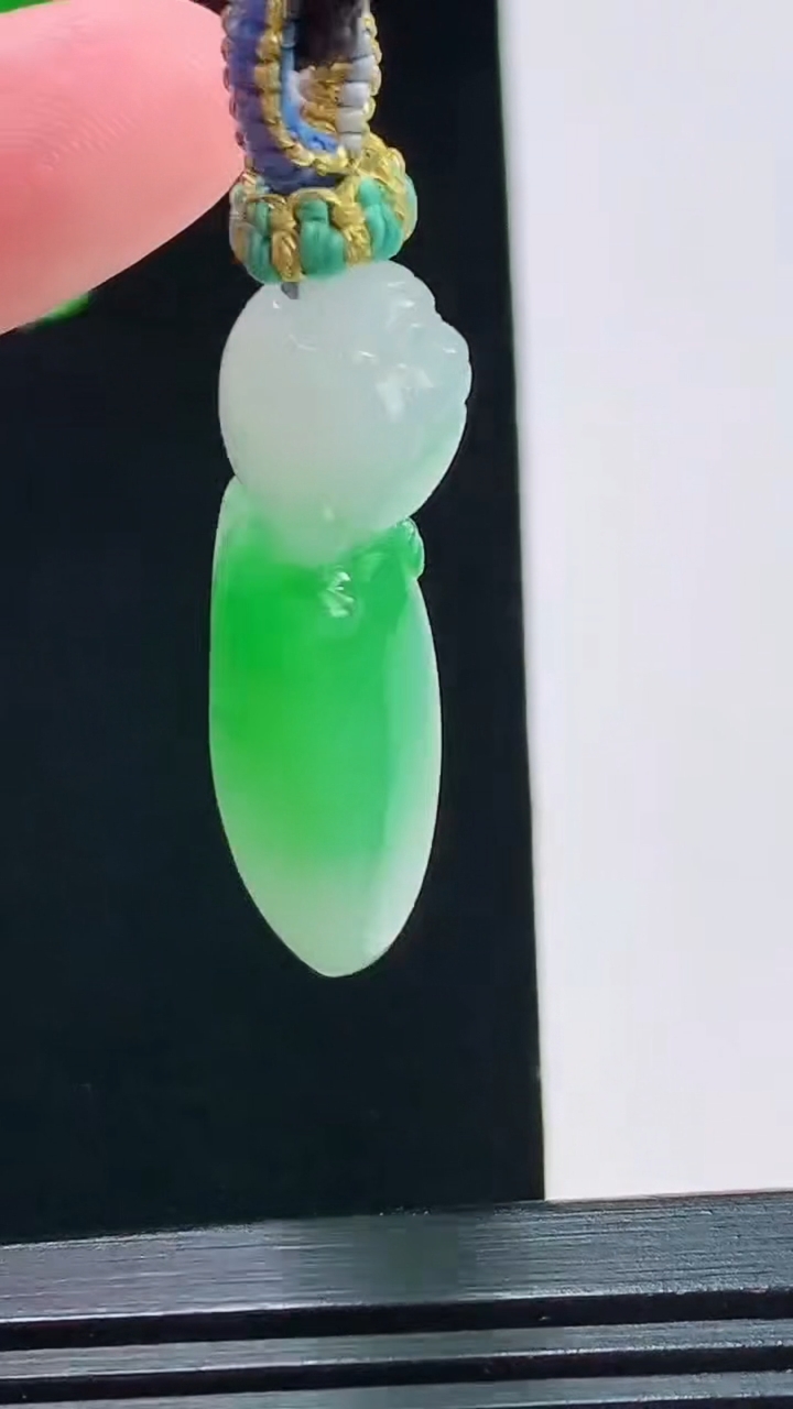 天然A货翡翠福瓜吊坠，尺寸37.6-15.7-7.8重量:9.03g
8月19日