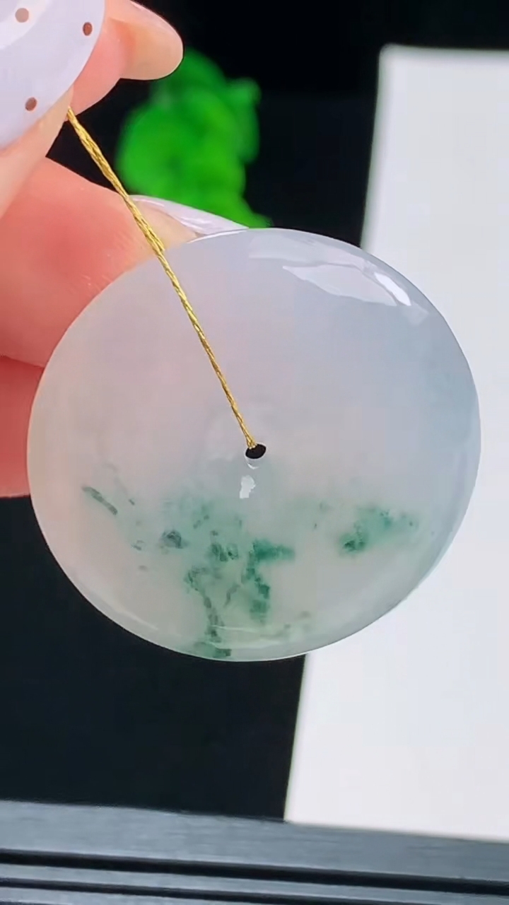 天然A货翡翠飘花平安扣吊坠，尺寸30.5-5.5 重量:11.03g
8月19日